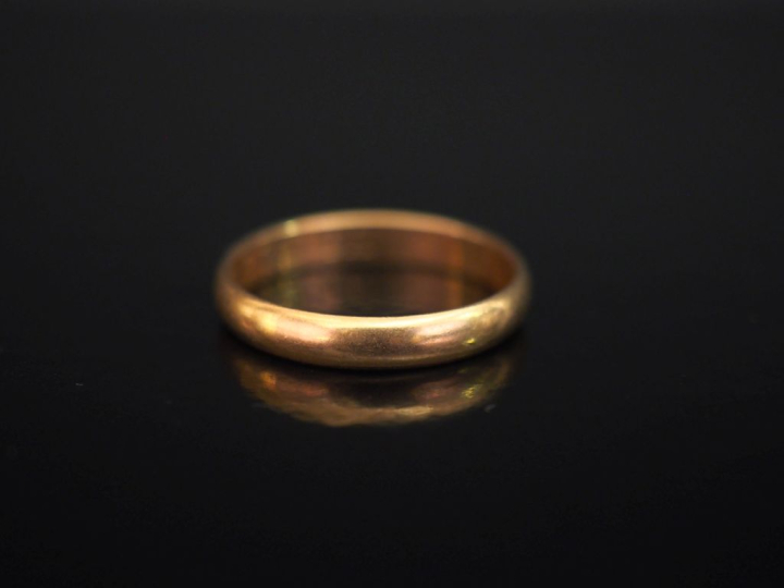 Alliance en or jaune 750. TDD. 62 Poids. 3,78 g (gravée)   