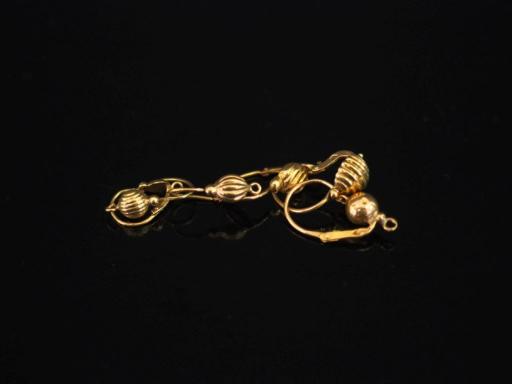 Six différents perces oreilles en or jaune 750.  Poids. 1,93 g  (petit