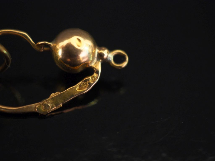 Six différents perces oreilles en or jaune 750.  Poids. 1,93 g  (petit