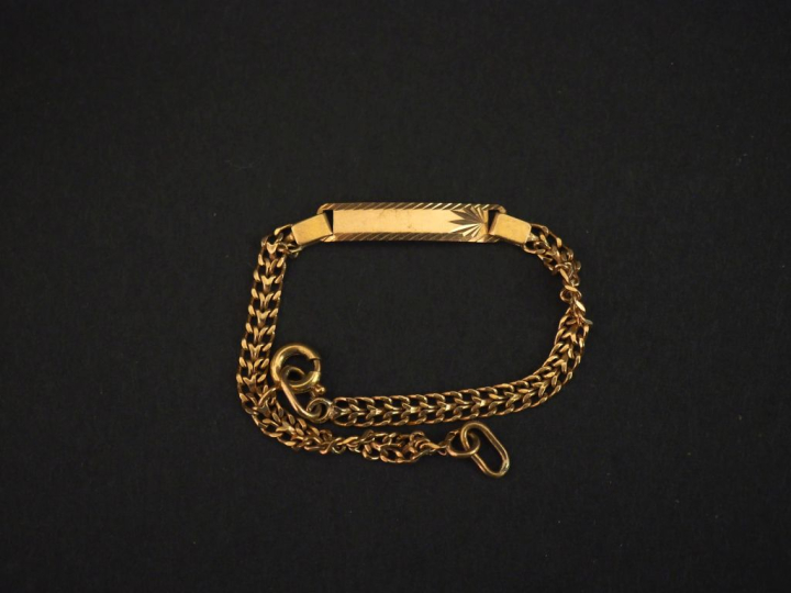 Bracelet de naissance en or jaune 750, maille plate tressée. Long. 13,