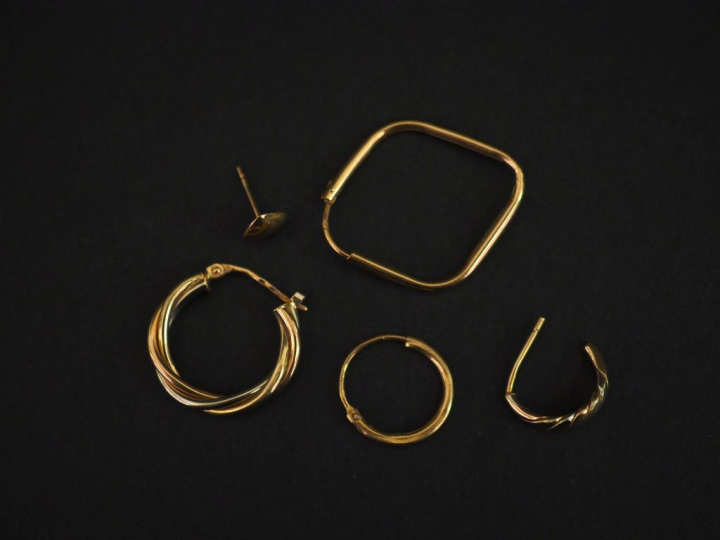 Ensemble comprenant :  - une créole torsadée trois tons d'or 750. Diam