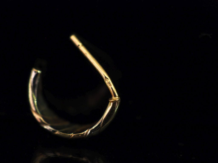 Ensemble comprenant :  - une créole torsadée trois tons d'or 750. Diam