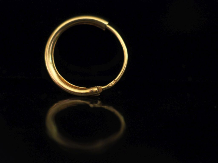 Ensemble comprenant :  - une créole torsadée trois tons d'or 750. Diam