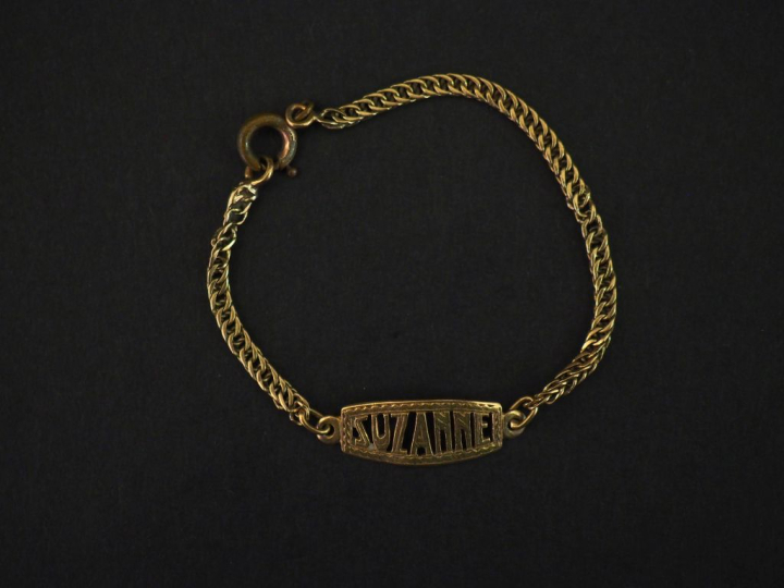 Bracelet de naissance en or jaune 750, maille torsadée et marqué "Suza