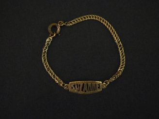 Vente aux enchères Bracelet de naissance en or jaune 750, maille torsadée et marqué "Suza