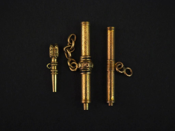 Trois éléments de clés de montre Napoléon III en or jaune 750. Poids t