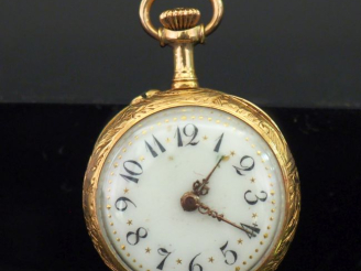 Vente aux enchères Petite montre de col Napoléon III de style Louis XVI en or jaune 750. 