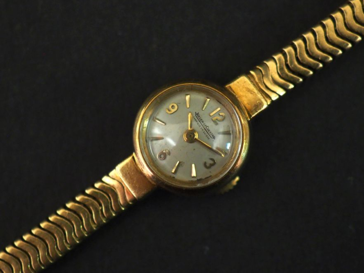 JAEGER LECOULTRE Montre bracelet de dame en or jaune 750.  Cadran rond