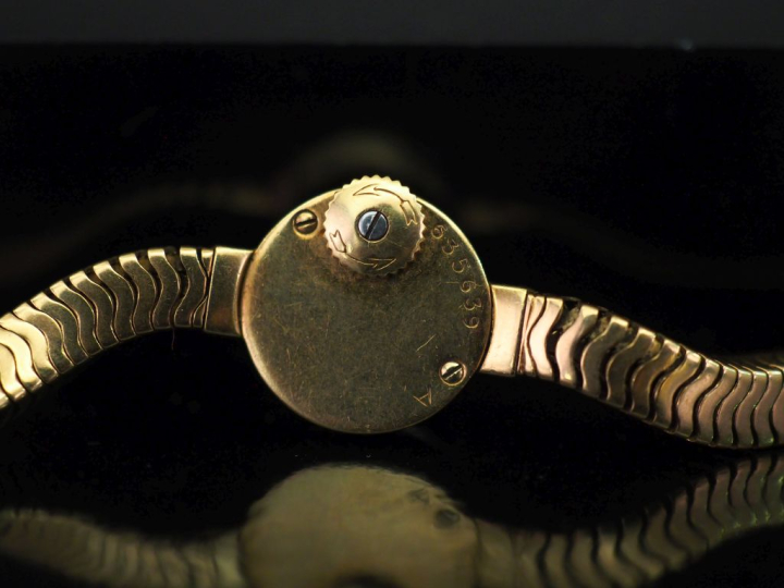 JAEGER LECOULTRE Montre bracelet de dame en or jaune 750.  Cadran rond