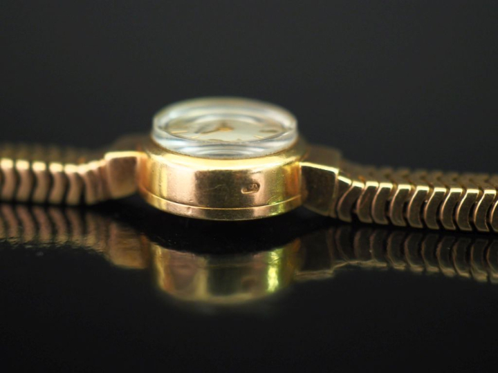 JAEGER LECOULTRE Montre bracelet de dame en or jaune 750.  Cadran rond