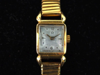 Vente aux enchères OMEGA (?),  Montre bracelet de dame, boitier et bracelet en or jaune 7