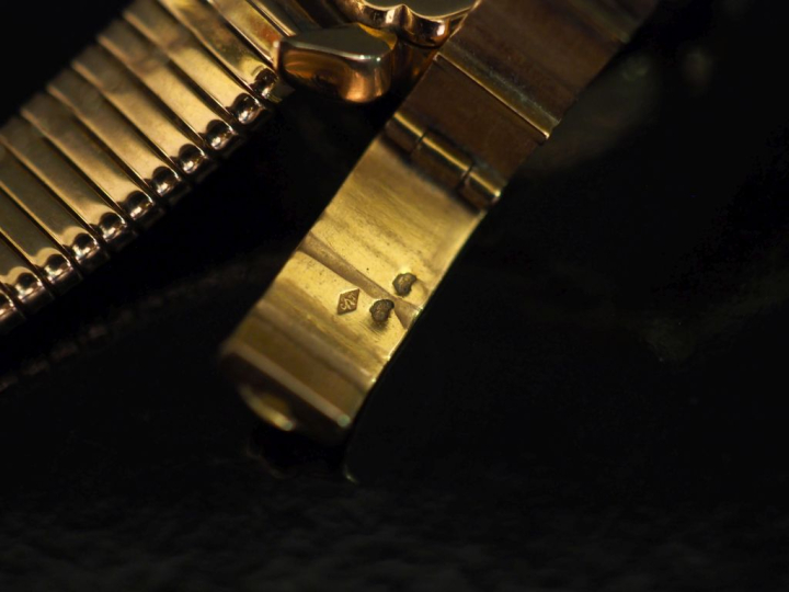 OMEGA (?),  Montre bracelet de dame, boitier et bracelet en or jaune 7