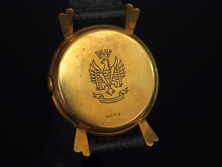 LIP, Elgiloy Montre bracelet, boitier en or jaune 750. Cadran rond à c