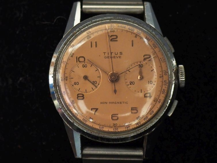 TITUS,  Montre chronomètre chronographe en acier.  Cadran à chiffres a
