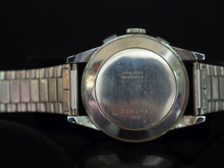 TITUS,  Montre chronomètre chronographe en acier.  Cadran à chiffres a