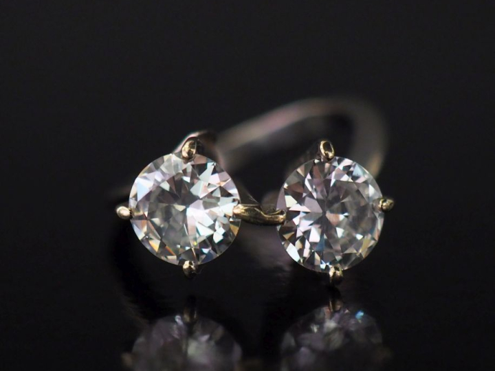 Bague dite "Toi   Moi" en or blanc 750, sertie de deux diamants taille