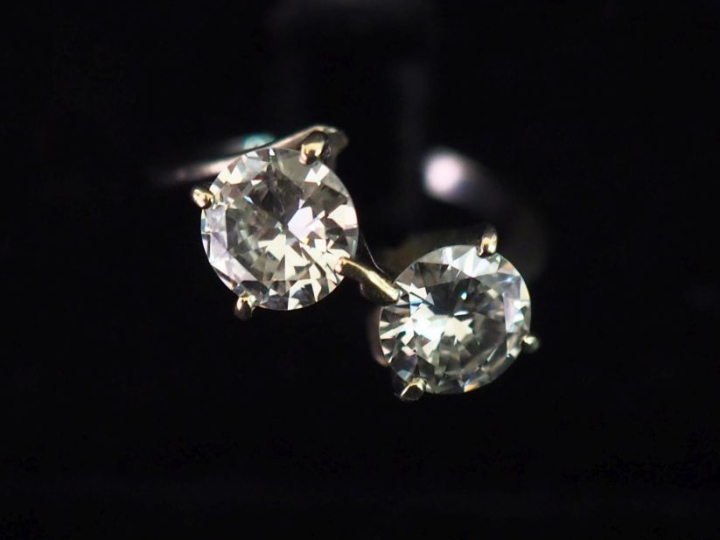 Bague dite "Toi   Moi" en or blanc 750, sertie de deux diamants taille