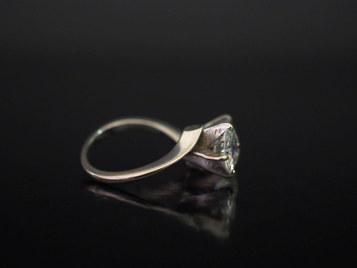 Bague dite "Toi   Moi" en or blanc 750, sertie de deux diamants taille