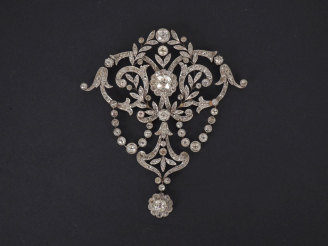 Vente aux enchères Important pendentif XIXème de style Louis XVI en or blanc 750, à décor