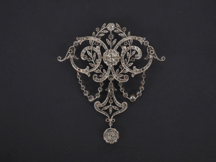 Important pendentif XIXème de style Louis XVI en or blanc 750, à décor