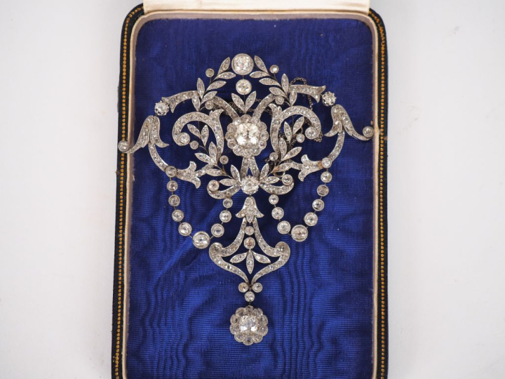 Important pendentif XIXème de style Louis XVI en or blanc 750, à décor