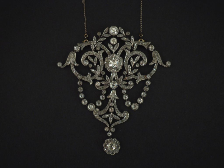 Important pendentif XIXème de style Louis XVI en or blanc 750, à décor