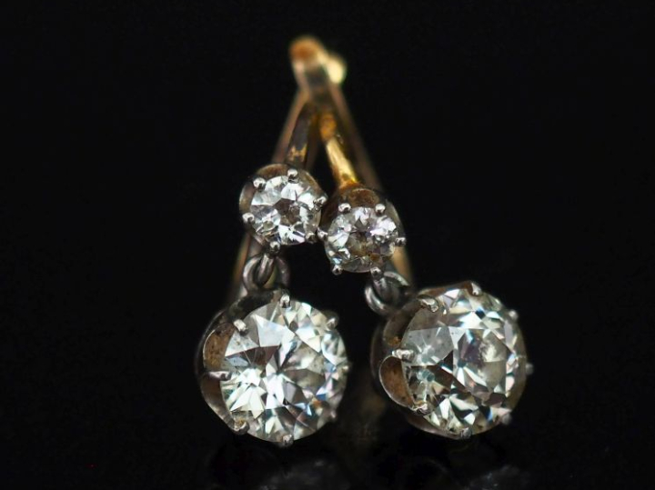 Paire de dormeuses en or jaune 750, serties d'un diamant taille ancien