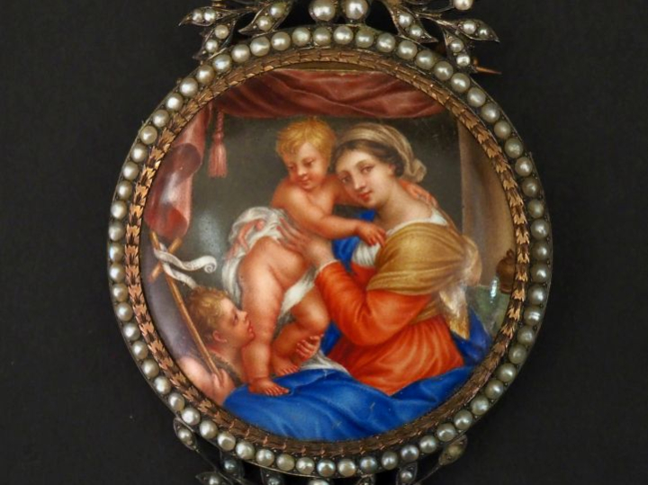 Broche de style Louis XVI en argent et vermeil, à décor en son centre 
