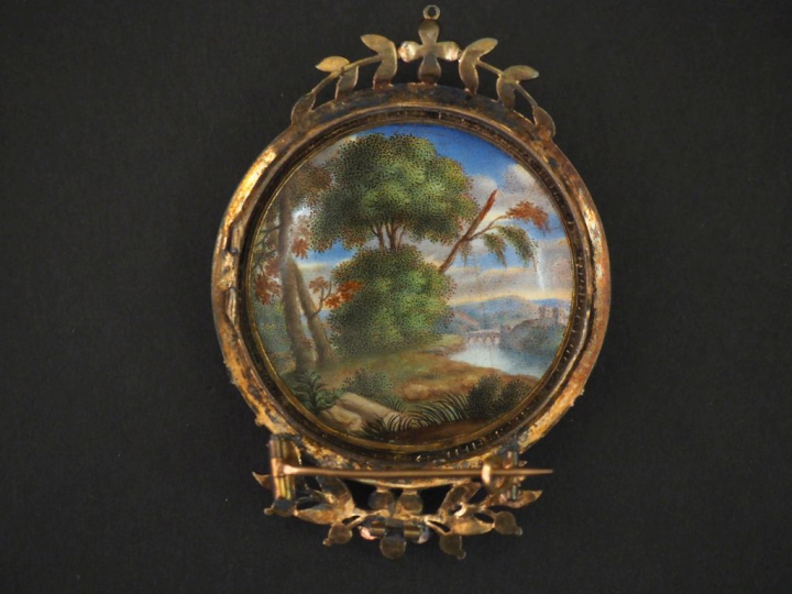 Broche de style Louis XVI en argent et vermeil, à décor en son centre 