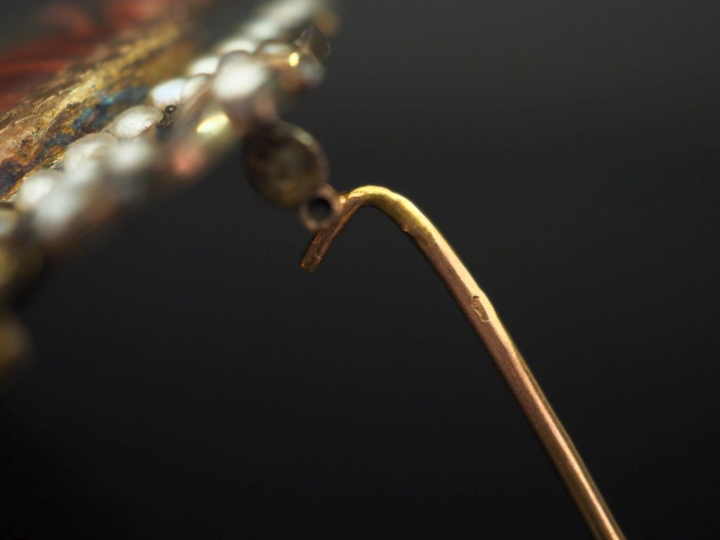 Broche de style Louis XVI en argent et vermeil, à décor en son centre 