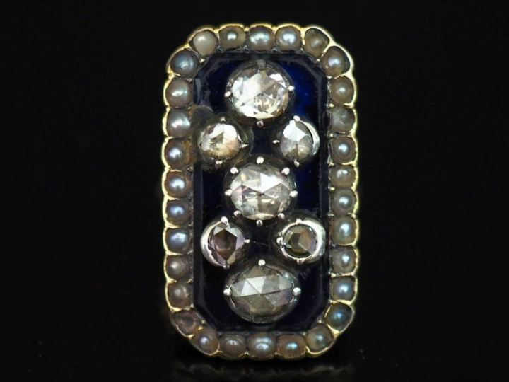 Bague de forme marquise en pomponne et matière composite bleu marine, 