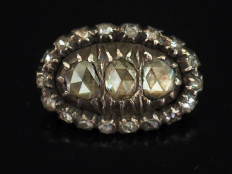 Vente aux enchères Broche ovale en or jaune 750 et argent, sertie de diamants taillés en 