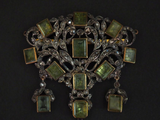 Vente aux enchères Importante broche/pendentif 1900 en argent en argent et vermeil, à déc