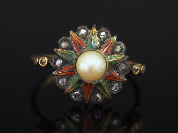 Bague en or jaune 750 et argent 925, à décor en son centre d'un motif 