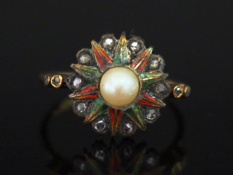 Vente aux enchères Bague en or jaune 750 et argent 925, à décor en son centre d'un motif 