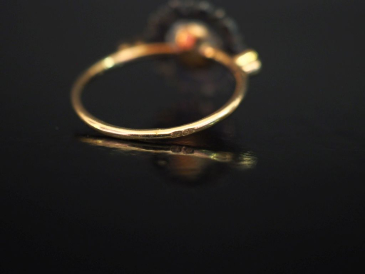 Bague en or jaune 750 et argent 925, à décor en son centre d'un motif 