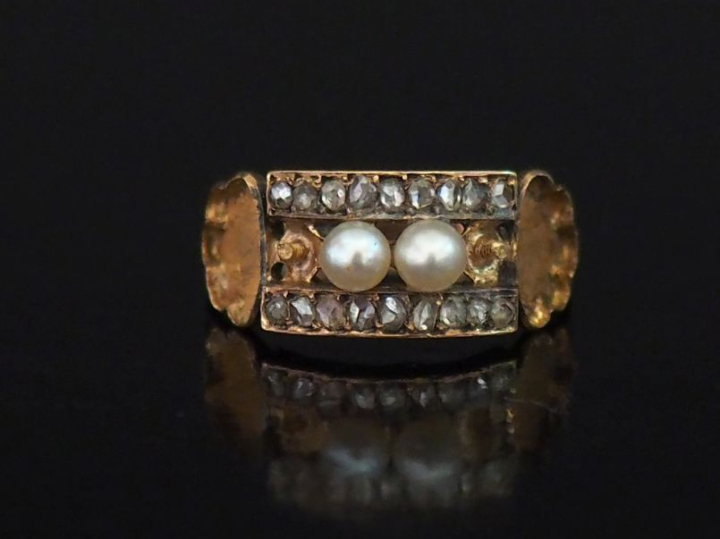 Bague en or jaune 750, sertie de deux petites parles blanches et de de