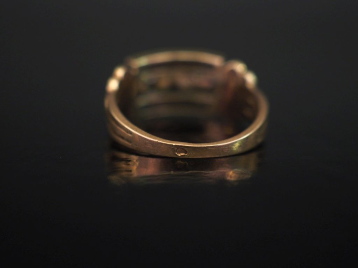 Bague en or jaune 750, sertie de deux petites parles blanches et de de