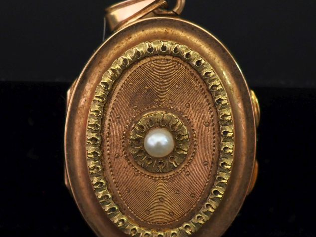 Pendentif porte-photo de forme ovale en or jaune 750, serti en son cen