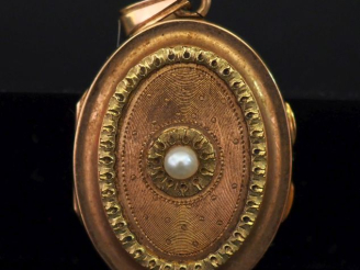 Vente aux enchères Pendentif porte-photo de forme ovale en or jaune 750, serti en son cen