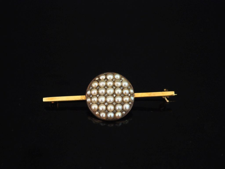 Broche barrette en or jaune 750, à décor en son centre d'un médaillon 