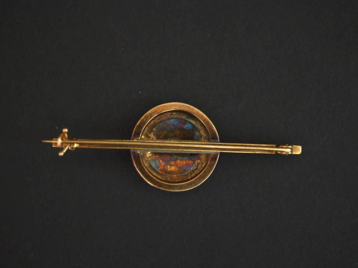 Broche barrette en or jaune 750, à décor en son centre d'un médaillon 