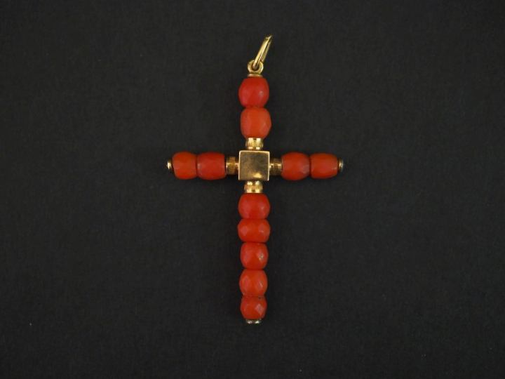 Pendentif Napoléon III en forme de croix en or jaune 750, perles de co