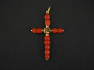Vente aux enchères Pendentif Napoléon III en forme de croix en or jaune 750, perles de co
