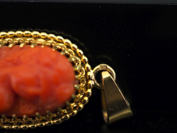 Pendentif Napoléon III de forme en or jaune 750, serti en son centre d