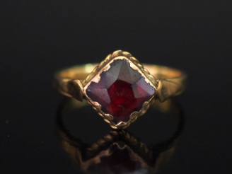 Vente aux enchères Bague Napoléon III en or jaune 750, sertie en son centre d'un grenat (