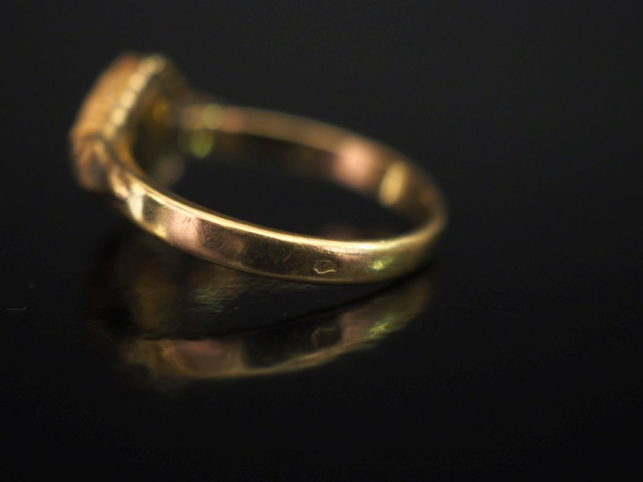 Bague Napoléon III en or jaune 750, sertie en son centre d'un grenat (