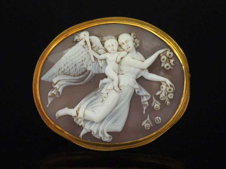 Broche de style Louis XVI de forme ovale en or jaune 750, sertie en so