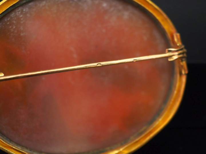 Broche de style Louis XVI de forme ovale en or jaune 750, sertie en so