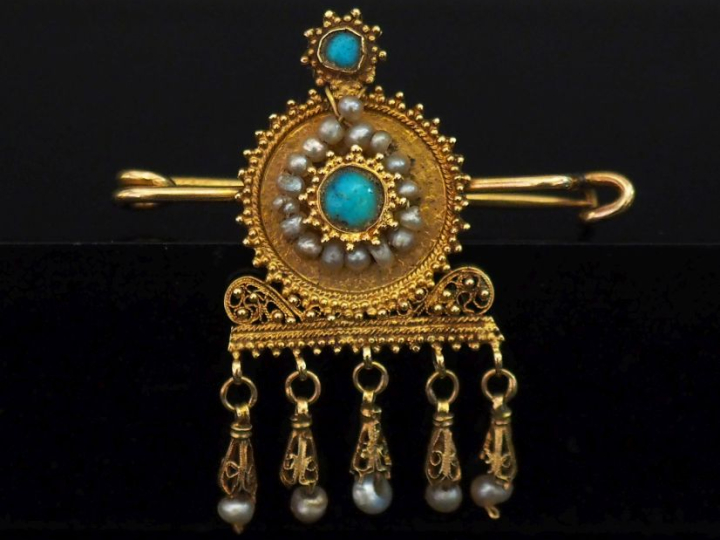 Broche Napoléon III en or jaune 750, sertie de petites perles blanches